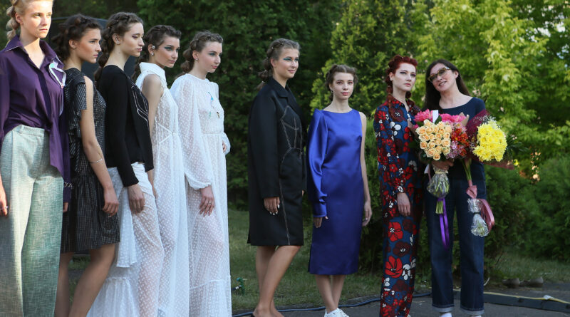 26 червня 2021р.
Український Haute Couture від Караванської – ексклюзивно в Ботанічному саду у Львові
Традиційна спеціальна фешн-подія в рамках Leopolis Jazz Fest – показ нової колекції Оксани Караванської. Цього року – в колоборації із текстильною дизайнеркою Ксенією Уманською
Літо. Мода. Джаз – добра спільна традиція найкреативнішої дизайнерки України Оксани Караванської і одного з найвідоміших у світі джазових фестивалів Leopolis Jazz Fest продовжується! Цьогоріч уже вшосте в унісон із концертами найкращих джазменів світу у Львові відбудеться показ Український Haute Couture. І вперше – у квітучо-зеленому Ботанічному саду ЛНУ ім. І. Франка (вул. Черемшини, 44) – у суботу, 26 червня.
Львівський прем’єра нової колекції Караванської – своєрідне продовження гучного показу-провокації Existential Fashion Error, який відбувся у травні в Києві, у відкритому просторі інноваційного парку UNIT.City. Місяць тому дизайнерка вперше представила свою нову колекцію, створену разом із текстильним дизайнером Ксенією Уманською, випускницею London College of Fashion. Фешн-тандем зруйнував ілюзорні стереотипи Sustainable Fashion і голосно заговорив пр